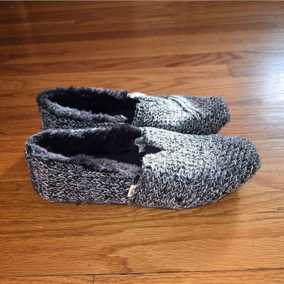 Toms Black And White Faux Furlined Espadrille Flats Womans Size 7 - Picture 1 of 7